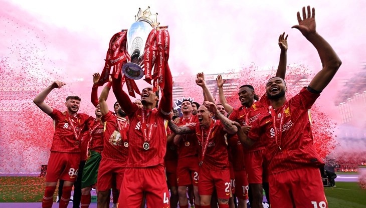 Şampiyonluk kutlayan Liverpool FC oyuncuları